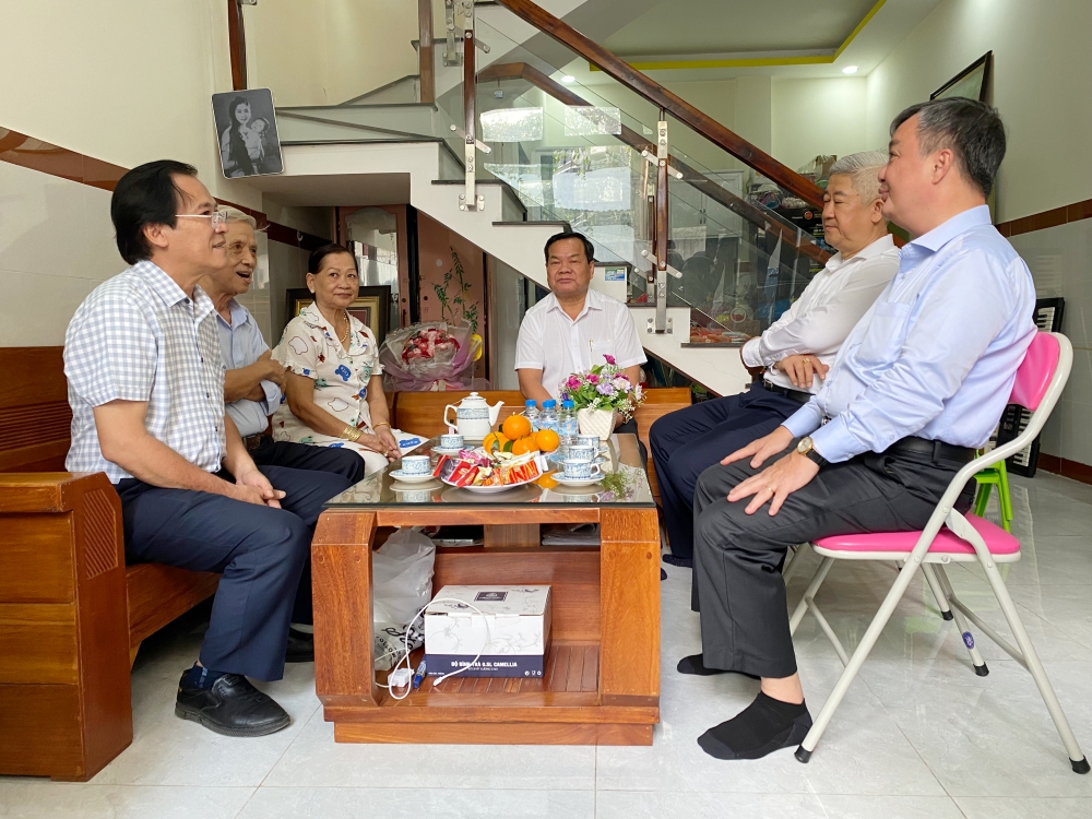 LDT tham, tang qua van nghe si-4.jpg