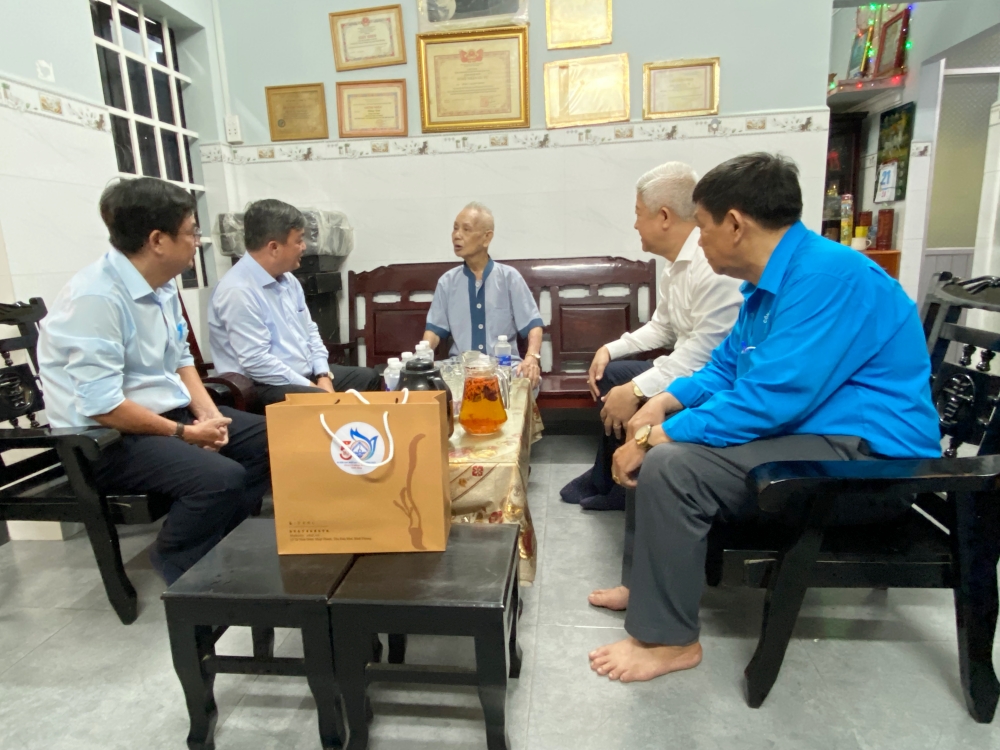 LDT tham, tang qua van nghe si-7.jpg