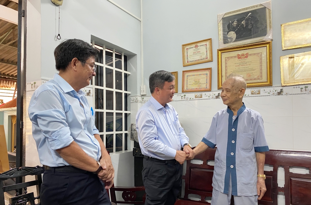 LDT tham, tang qua van nghe si-8.jpg