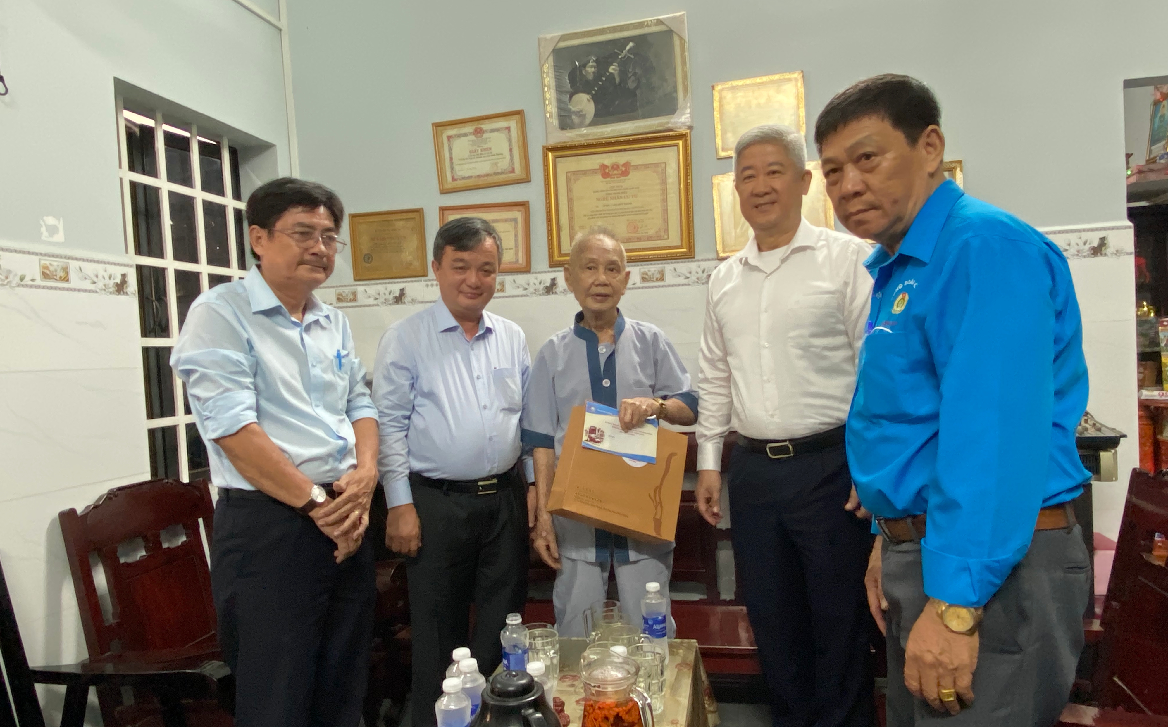 LDT tham, tang qua van nghe si-9.jpg