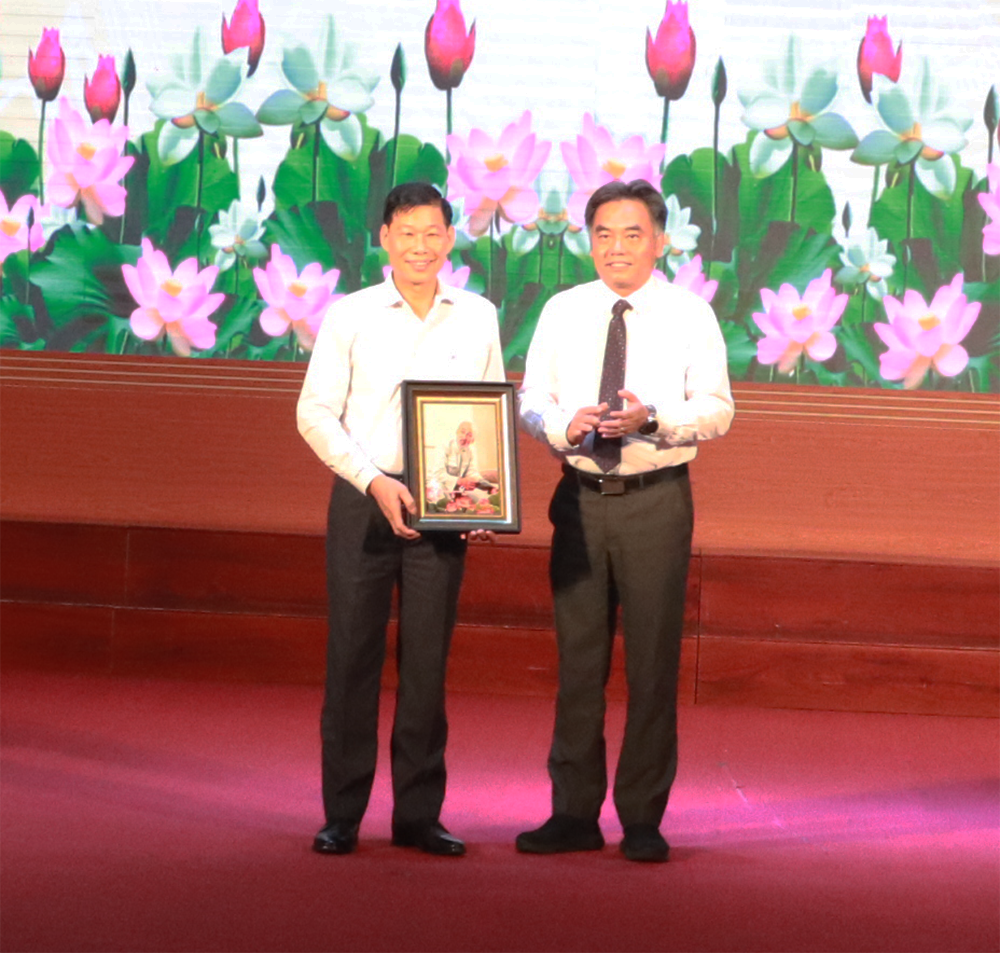 ONG LOC HA TĂNG QUÀ ONG PHƠI.png