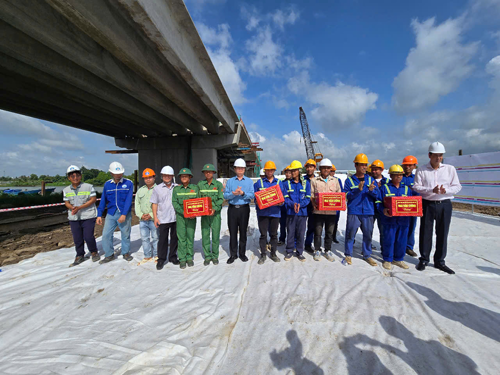 PTT TẶNG QUÀ 3.jpg