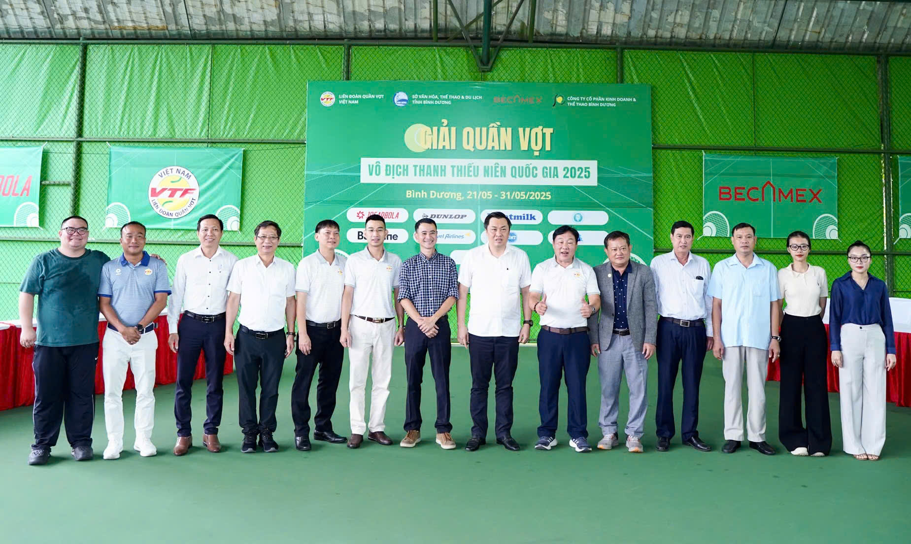 chụp hình lưu niệm 2.jpg