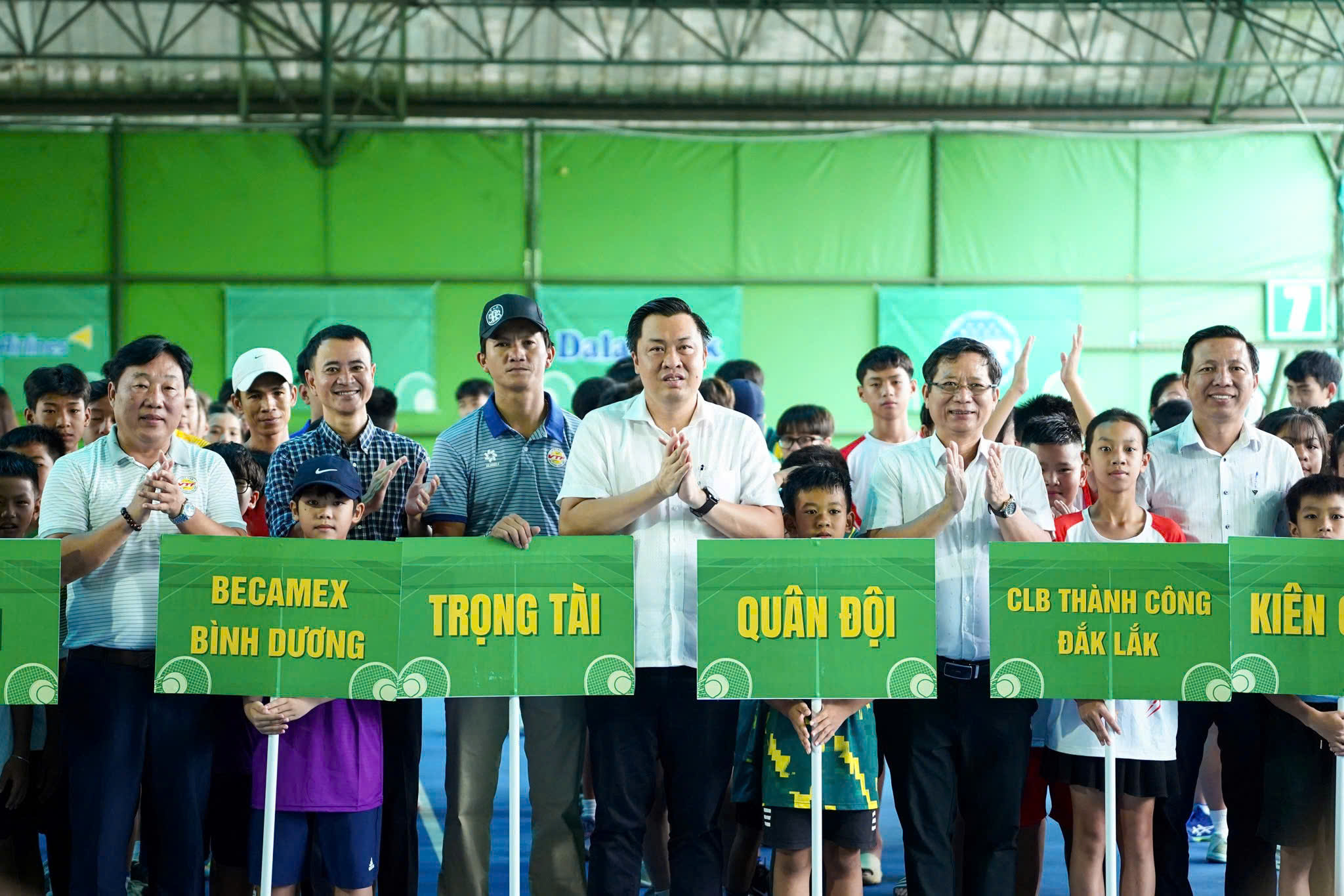 chức chụp hình lưu niệm 1.jpg