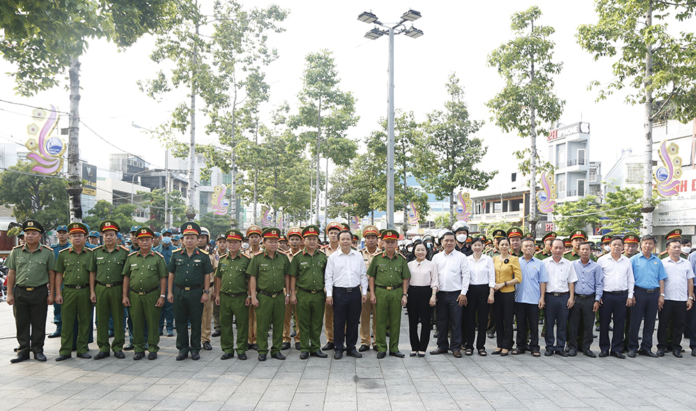 các đồng chí lãnh đạo TP.TDM cùng các lực lượng trong lễ ra quân.jpg