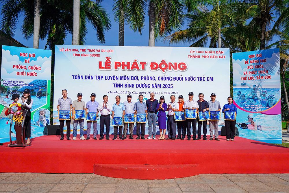 trao cơ luu niệm cho các đại biểu.jpg