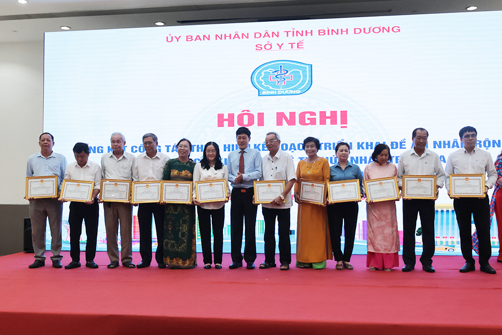 trao khen thuowngrr 12 tập thể.png