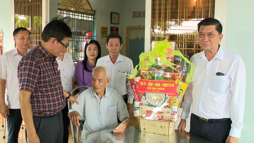 Ông Mai Hùng Dũng thăm ông Nguyễn Văn Tiếng.jpg
