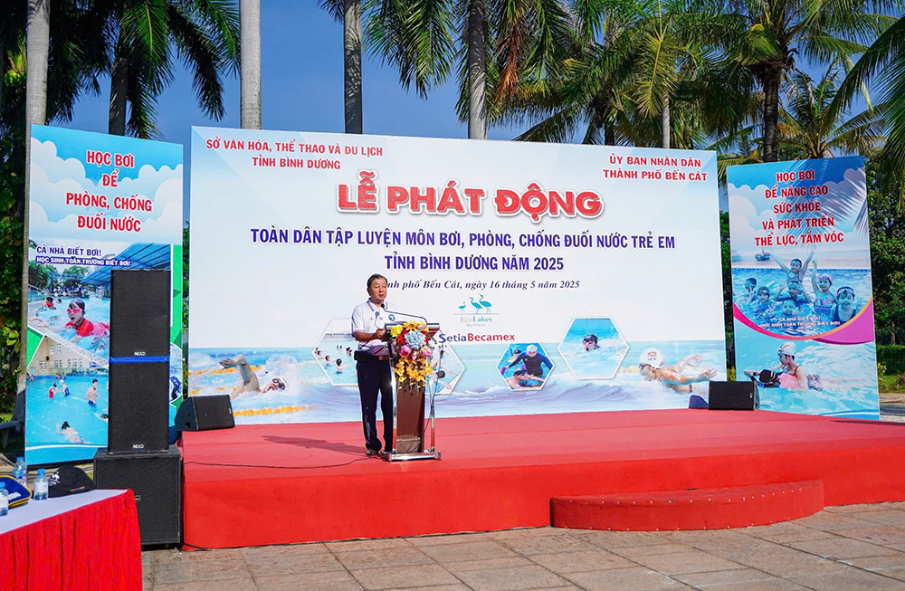 Ông Nguyễn Phú Yên - Chủ tịch Liên đoàn Thể thao dưới nước tỉnh phát biểu tại buổi lễ.jpg