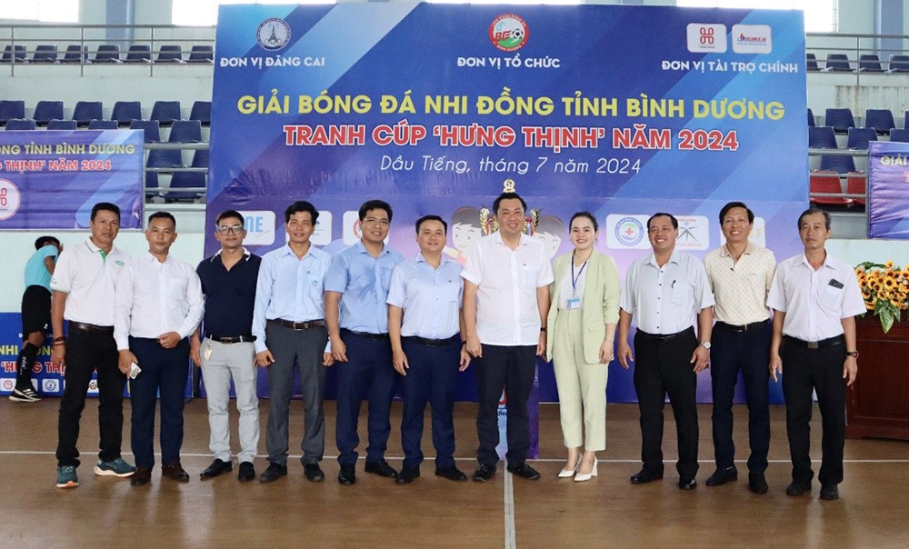 Đại biểu và các đơn vị tài trợ chụp hình lưu niệm tại Lễ khai mạc giải.jpg