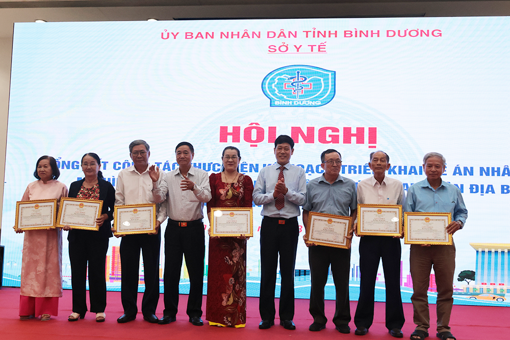 đại diện sở y tế và ccb tỉnh trao giấy khen.png