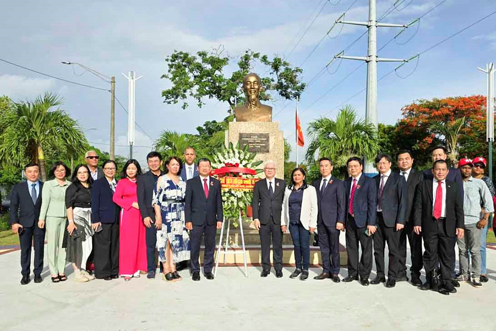 đặt vòng hoa tại Tượng đài Chủ tịch Hồ Chí Minh.jpg