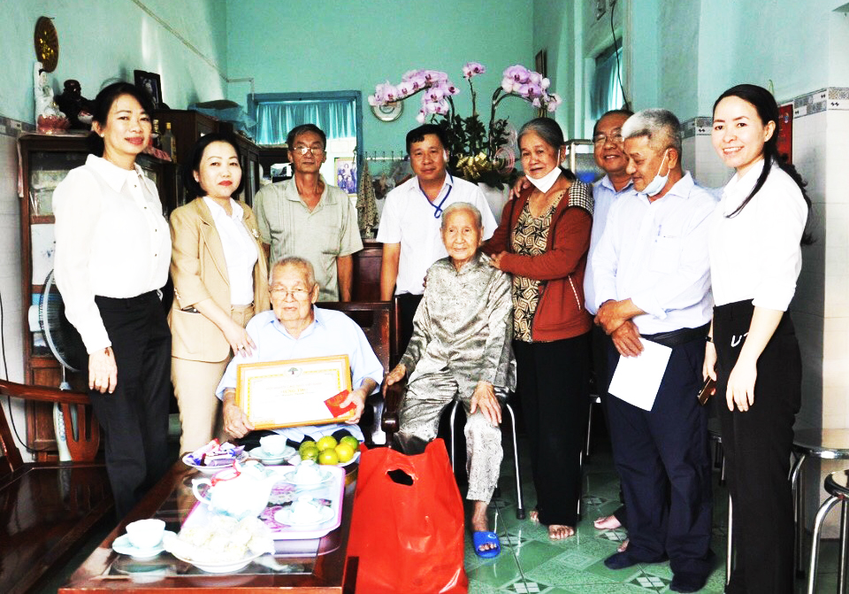 Bà Nguyễn Thu Cúc-Chủ tịch UBND Tp TDM  (đứng thứ 2 từ trái qua) thăm hỏi, tăng quà cho người cao tuổi.jpg