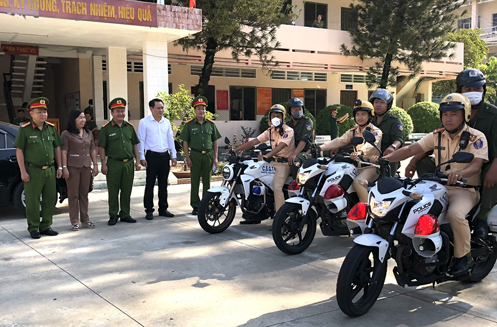 Các đồng chí lãnh đạo cùng lực lượng ra quân tuyên truyền hưởng ứng Ngày toàn dân phòng, chống ma túy.jpg