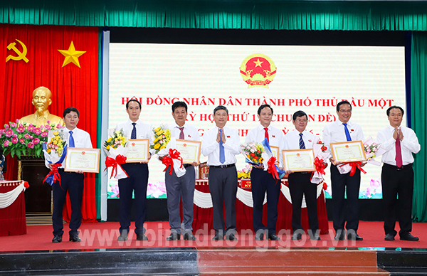 IMG_9235 các tập thể  có thành tích xuất sắc trong công tác HĐND NK 2019- 2021 nhận giấy khen của UBND TP TDM.jpg