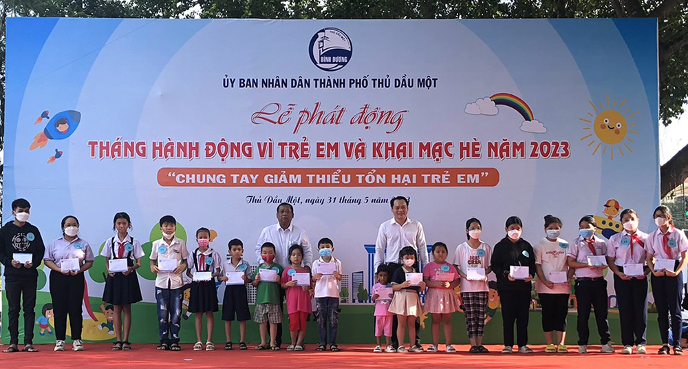 Tặng quà cho trẻ em mồ côi cha mẹ vì dịch covid 19.jpg