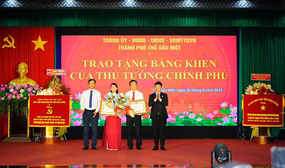 Trao tặng Bằng khen của Thủ tướng Chính phủ cho 02 tập thể có thành tích xuất sắc trong công tác phòng chống dịch covid 19.jpg
