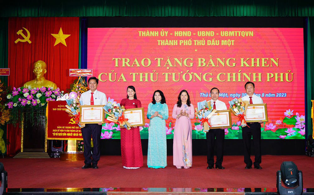 Trao tặng Bằng khen của Thủ tướng Chính phủ cho 04 cá nhân có thành tích trong công tác phòng chống dịch covid 19.jpg