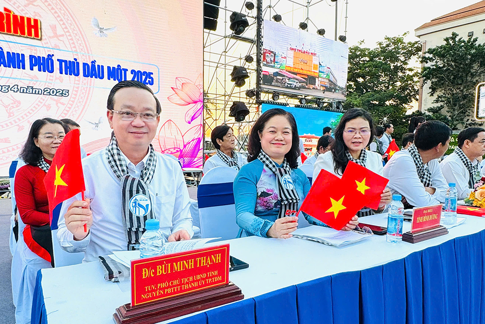 đại biểu tham dự diễu binh.jpg